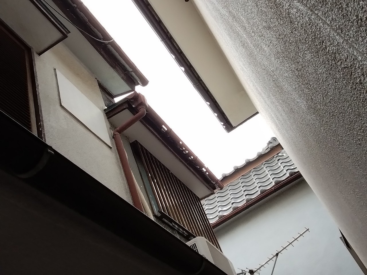 高砂市　雨樋　多数の穴